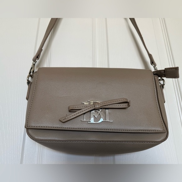 4/$20 Badgley Mischka NWOT cross body purse with logo bow detail - Picture 13 of 13
